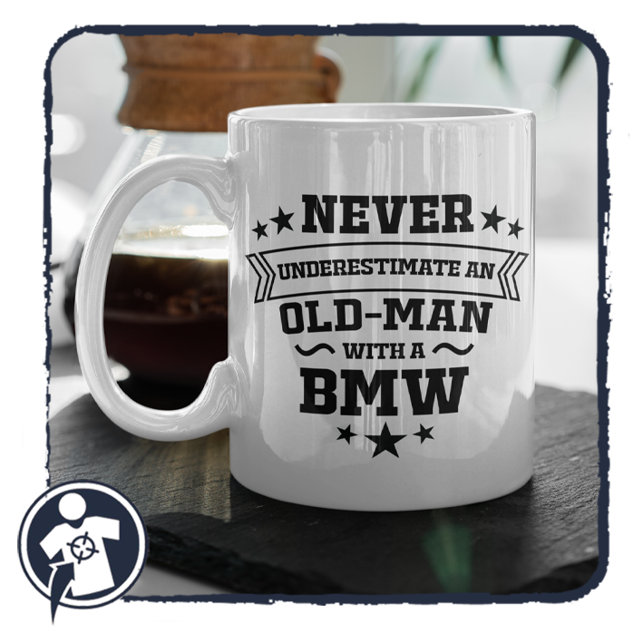 Never underestimate an old man with a BMW - vicces feliratos bögre