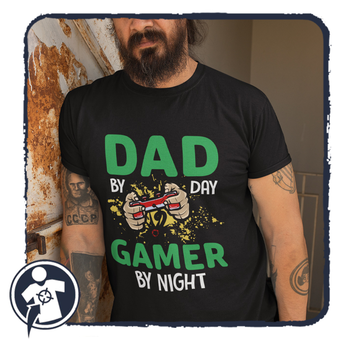 DAD by day GAMER by night - vicces feliratos póló