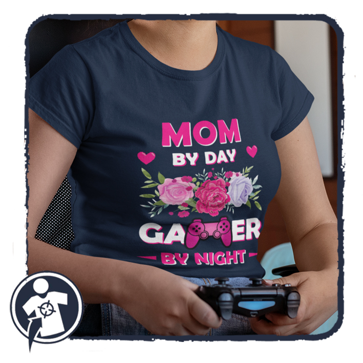 MOM by day GAMER by night feliratos női póló